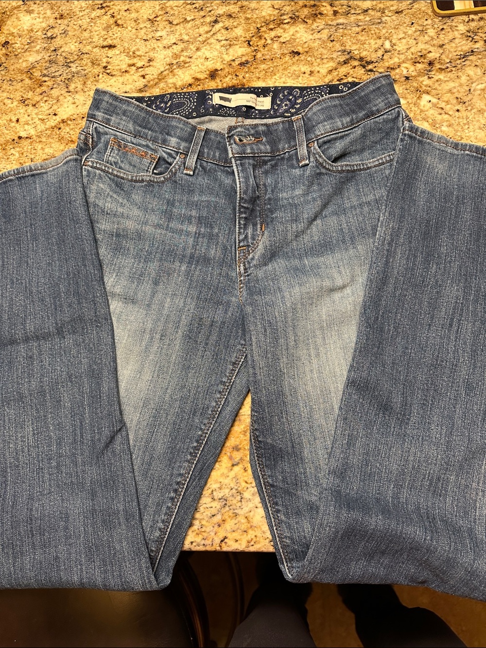 Levi’s Perfect Waist 525 Straight Leg
Size 6M waist 28 Length 32